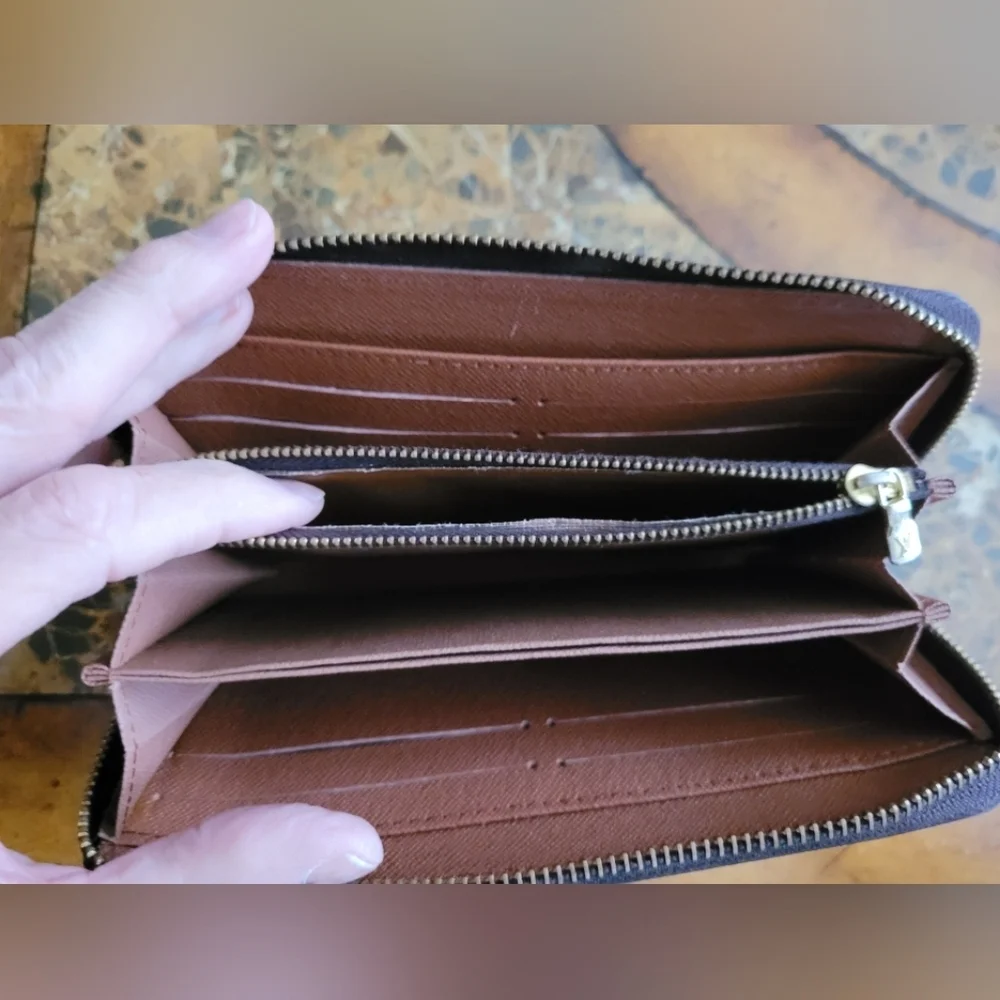 Louis Vuitton Monogram Zip around Wallet - Picture 6 of 6